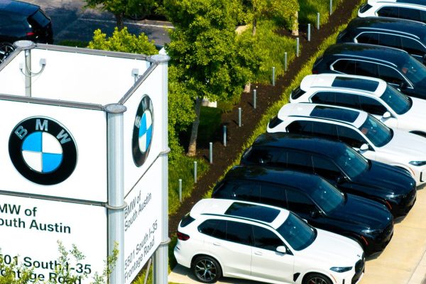 Dazi contro l’Europa, Trump offre sconti alle case automobilistiche che spostano la produzione negli Stati Uniti