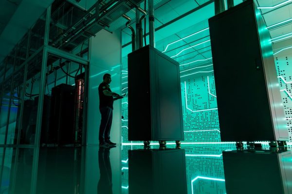 Mettere l’AI Act in pausa, chi sono tutti quelli che lo vogliono (spoiler: non solo le big tech)