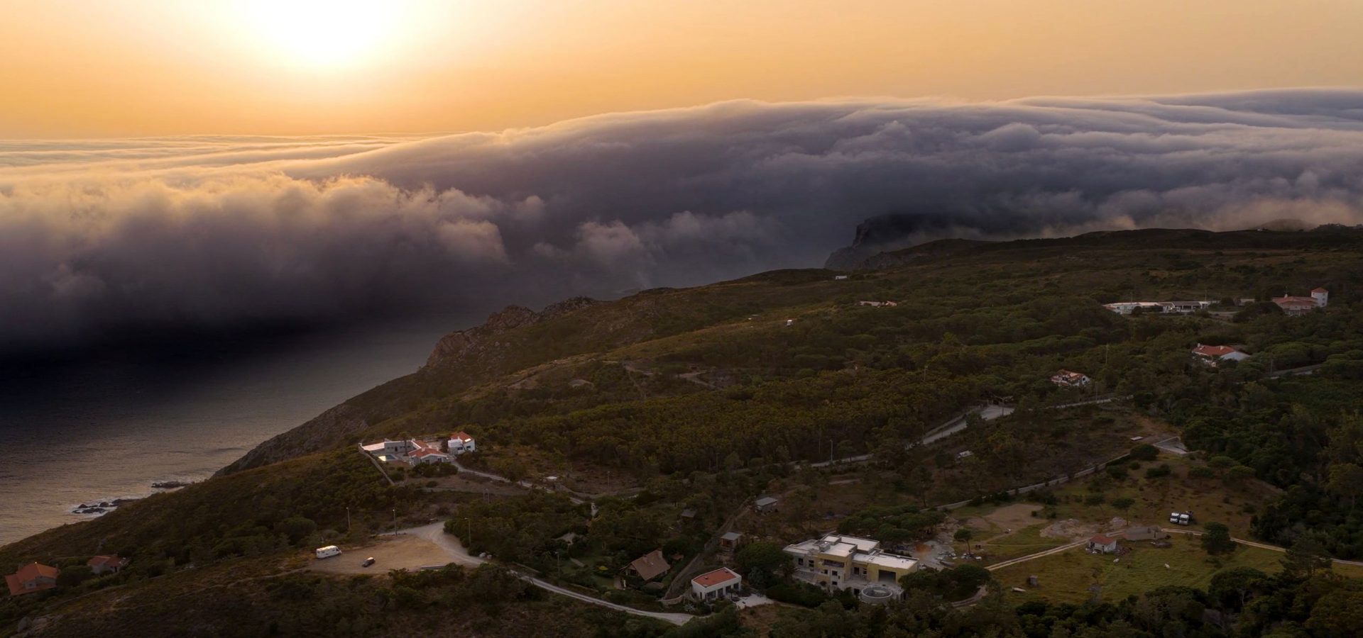 Roll cloud, cos’è lo strano fenomeno atmosferico avvenuto in Portogallo
