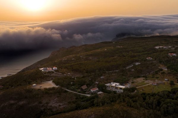 Roll cloud, cos’è lo strano fenomeno atmosferico avvenuto in Portogallo