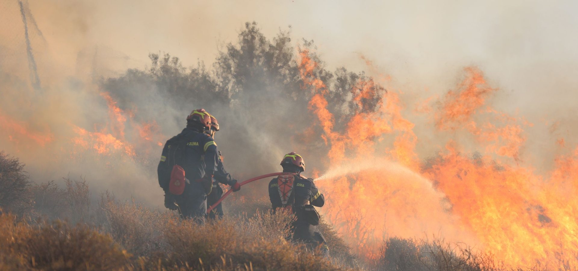Un incendio a Creta ha costretto alla fuga cittadini e turisti