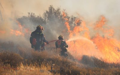 Un incendio a Creta ha costretto alla fuga cittadini e turisti