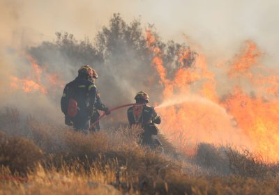 Un incendio a Creta ha costretto alla fuga cittadini e turisti