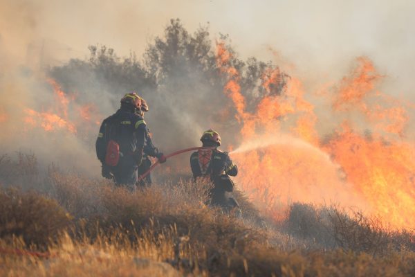 Un incendio a Creta ha costretto alla fuga cittadini e turisti