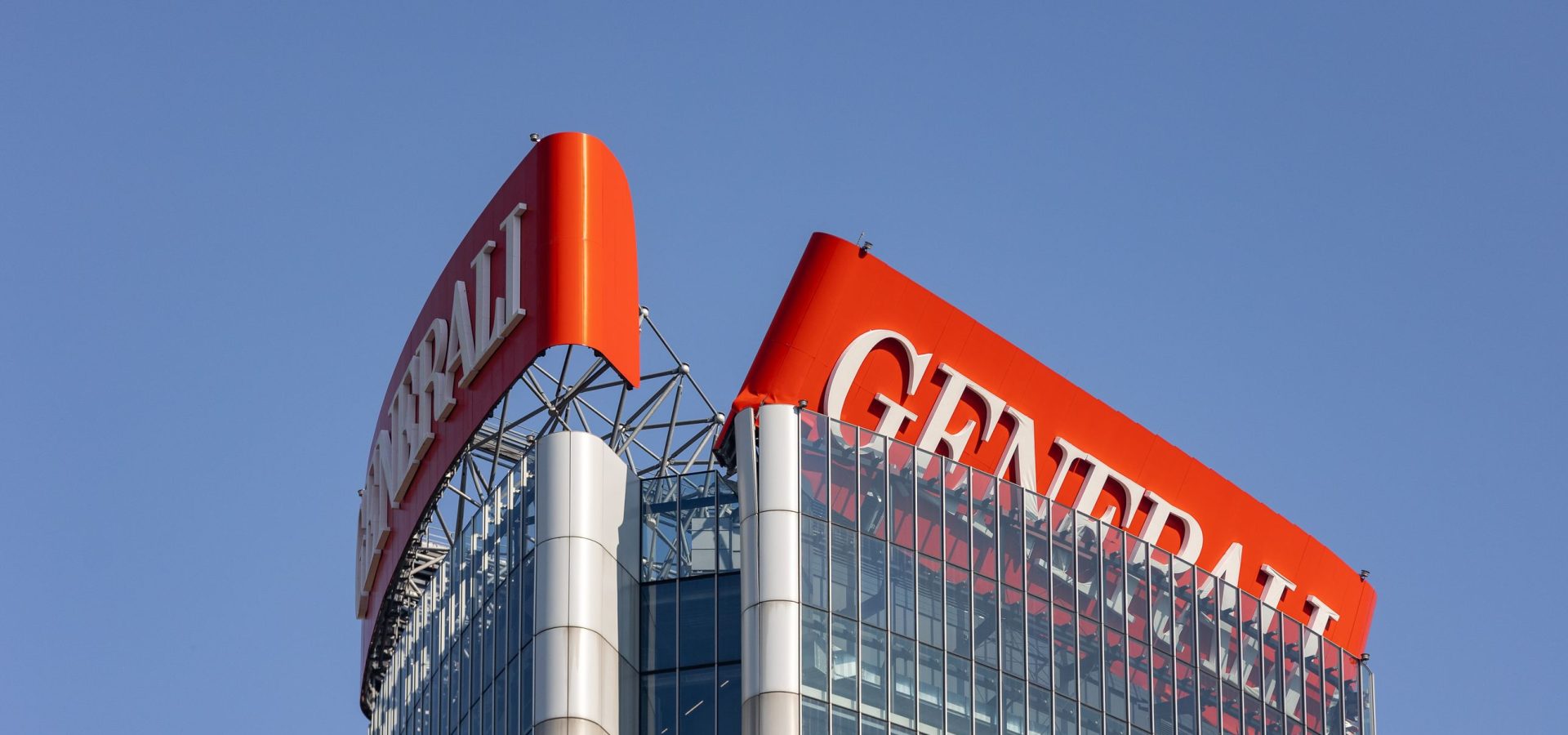 Insegna Generali in cima alla Torre Hadid a Milano, le immagini del crollo