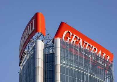 Insegna Generali in cima alla Torre Hadid a Milano, le immagini del crollo