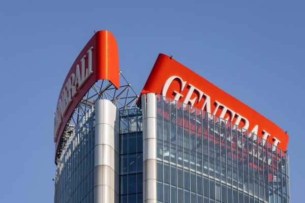 Insegna Generali in cima alla Torre Hadid a Milano, le immagini del crollo