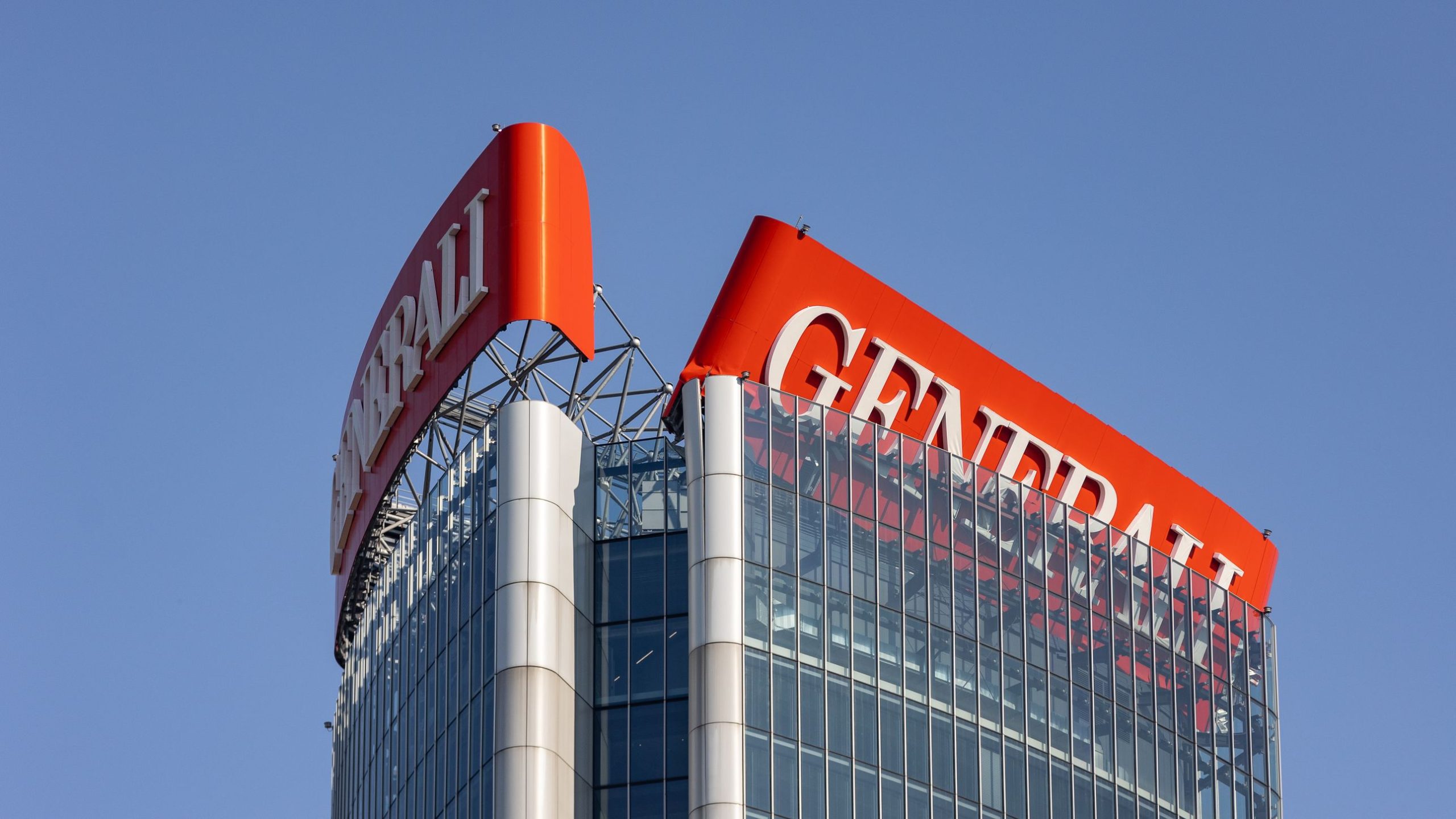 Insegna Generali in cima alla Torre Hadid a Milano, le immagini del crollo