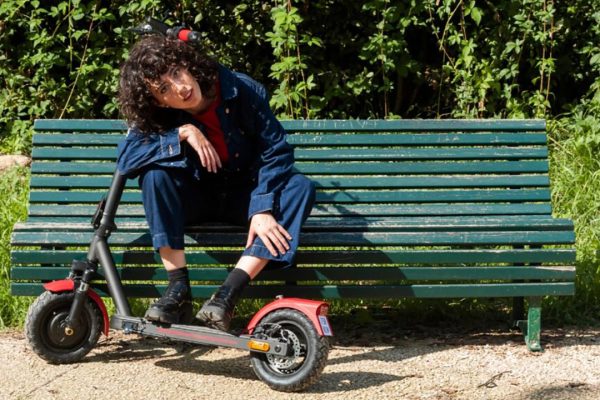 C'è il decreto per la targa dei monopattini: stabilisce come deve essere, ma non tempi e costi