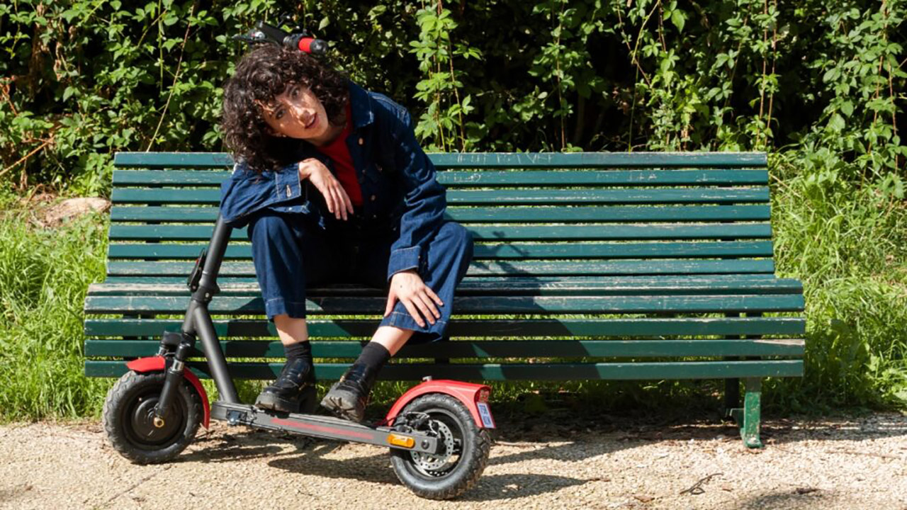 C'è il decreto per la targa dei monopattini: stabilisce come deve essere, ma non tempi e costi