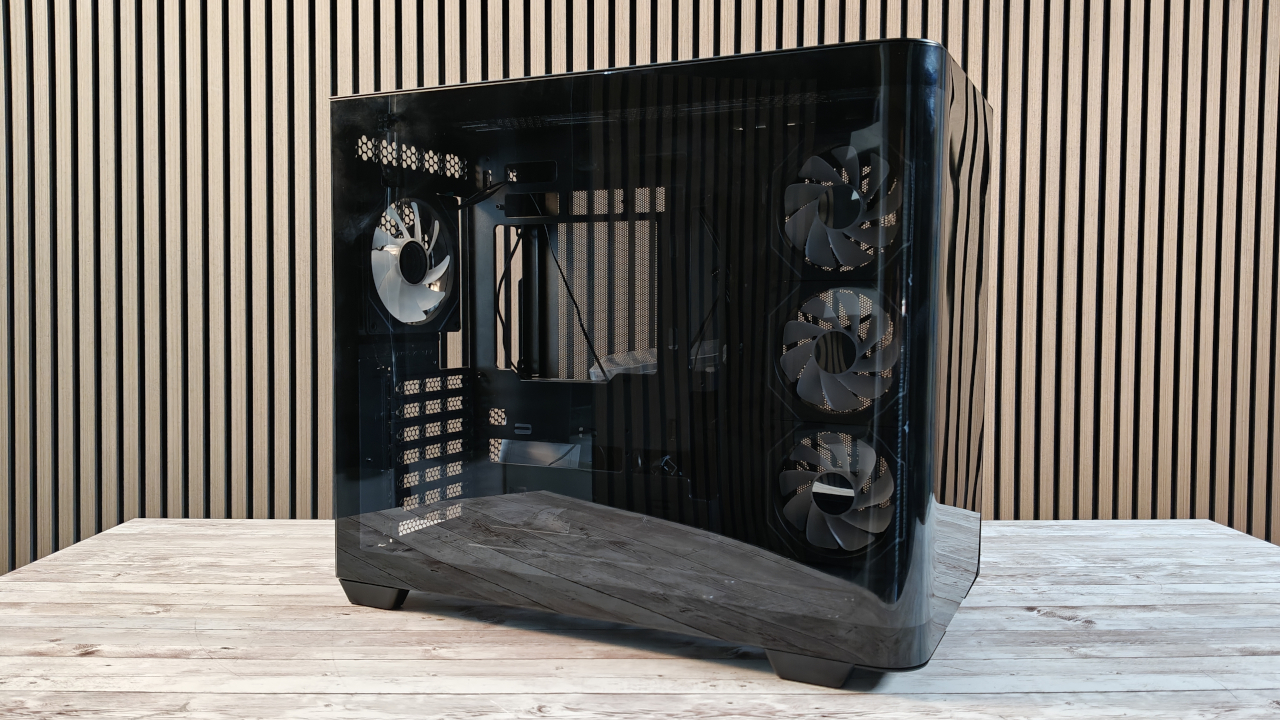 FSP M580: il case con vetro curvo per build da mostrare