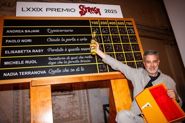 Chi è Andrea Bajani, il vincitore del Premio Strega 2025 con L’anniversario