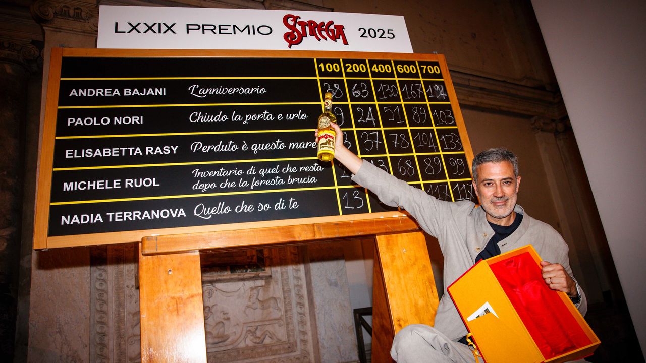 Chi è Andrea Bajani, il vincitore del Premio Strega 2025 con L’anniversario