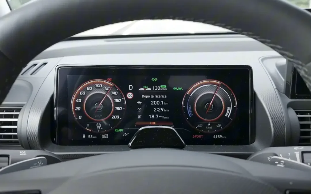 La Hyundai Inster non si scarica mai, ma in autostrada? Test a 130 km/h