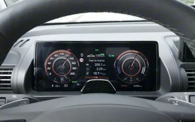 La Hyundai Inster non si scarica mai, ma in autostrada? Test a 130 km/h