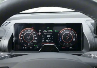 La Hyundai Inster non si scarica mai, ma in autostrada? Test a 130 km/h