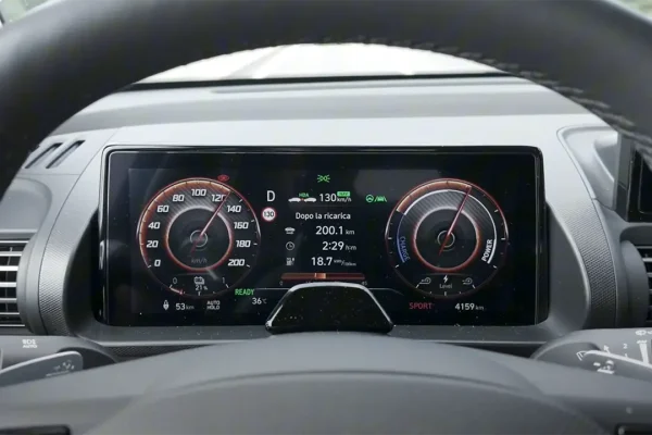 La Hyundai Inster non si scarica mai, ma in autostrada? Test a 130 km/h