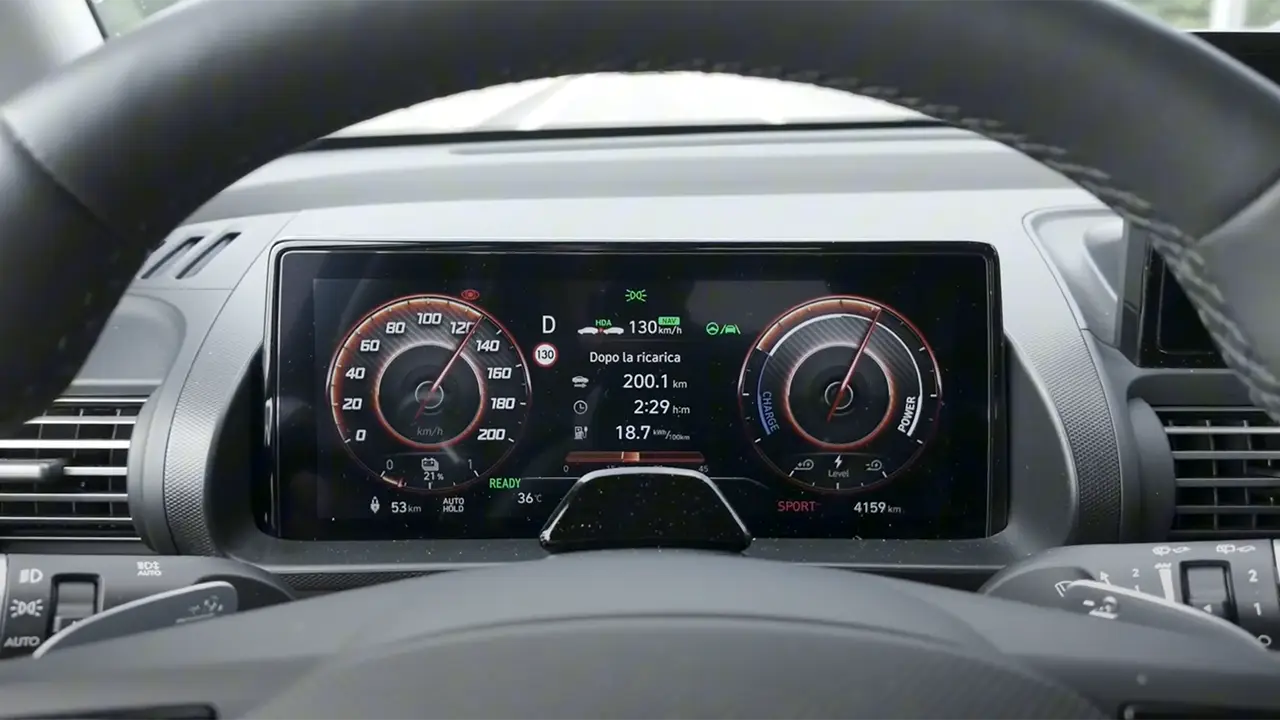 La Hyundai Inster non si scarica mai, ma in autostrada? Test a 130 km/h