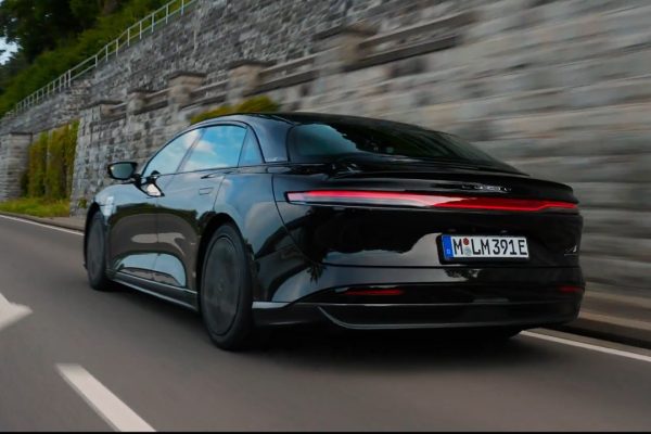 Lucid Air è da record: percorsi oltre 1.200 km con una singola ricarica