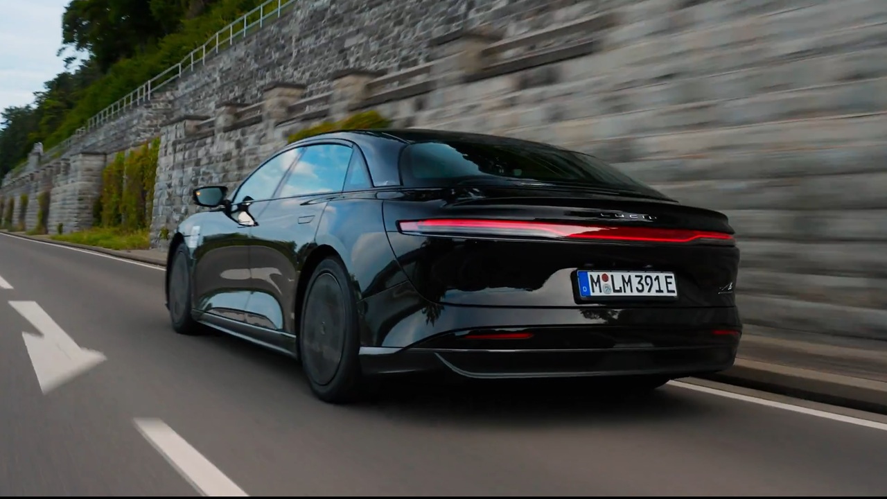 Lucid Air è da record: percorsi oltre 1.200 km con una singola ricarica