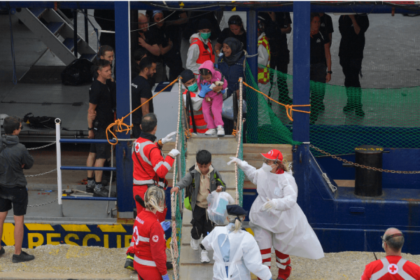 Gli sbarchi dei migranti non si sono fermati in Italia, anche se il governo non ne parla più