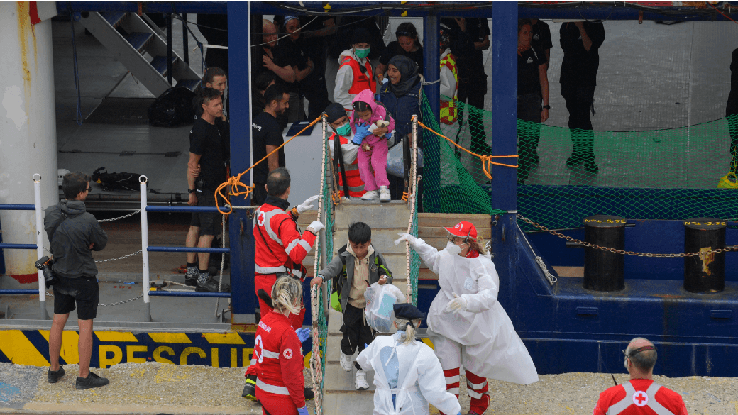 Gli sbarchi dei migranti non si sono fermati in Italia, anche se il governo non ne parla più