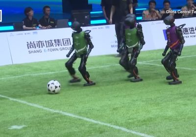 Robot umanoidi, la partita di calcio è comica: l'unica cosa che sanno fare bene è cadere