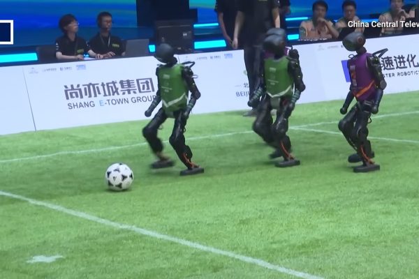 Robot umanoidi, la partita di calcio è comica: l'unica cosa che sanno fare bene è cadere