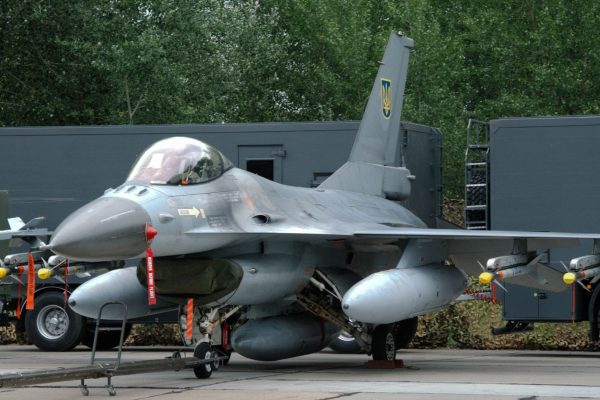 Gli F-16 hanno rivoluzionato le difese aeree dell’Ucraina. Ecco come Kyiv sta difendendo a tutti i costi i caccia