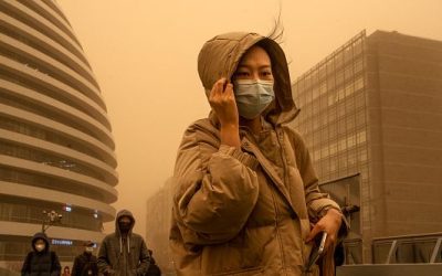 Usare i pannelli solari per fermare l’avanzata del deserto. Il piano della Cina per salvare le regioni più interne
