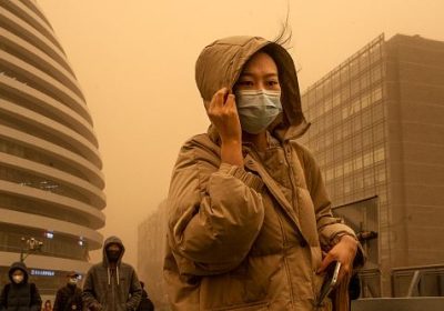 Usare i pannelli solari per fermare l’avanzata del deserto. Il piano della Cina per salvare le regioni più interne