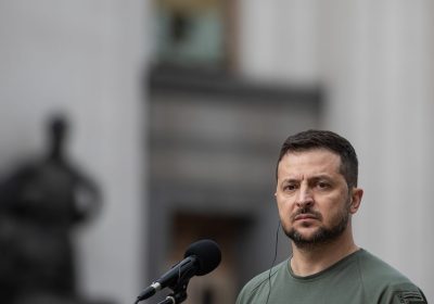 Perché Zelensky apre all’espatrio dei giovani in piena crisi di truppe, in controtendenza rispetto alle richieste occidentali