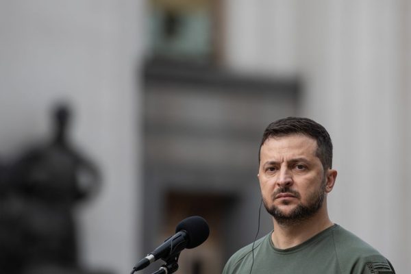 Perché Zelensky apre all’espatrio dei giovani in piena crisi di truppe, in controtendenza rispetto alle richieste occidentali