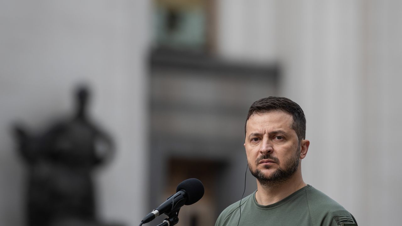 Perché Zelensky apre all’espatrio dei giovani in piena crisi di truppe, in controtendenza rispetto alle richieste occidentali