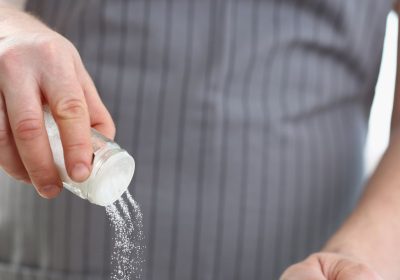 ChatGPT, un sessantenne che voleva ridurre il consumo di sale ha chiesto un consiglio al chatbot ed è finita malissimo