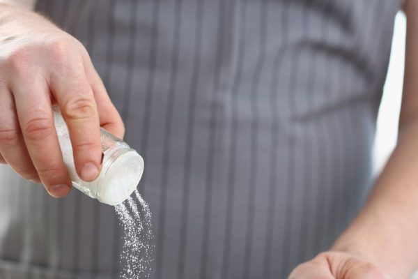 ChatGPT, un sessantenne che voleva ridurre il consumo di sale ha chiesto un consiglio al chatbot ed è finita malissimo