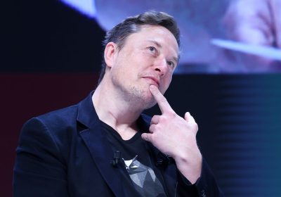 Un Elon Musk furioso minaccia azioni legali contro Apple, ‘colpevole’ di favorire OpenAI nel posizionamento delle app