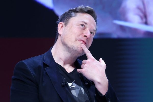 Un Elon Musk furioso minaccia azioni legali contro Apple, ‘colpevole’ di favorire OpenAI nel posizionamento delle app