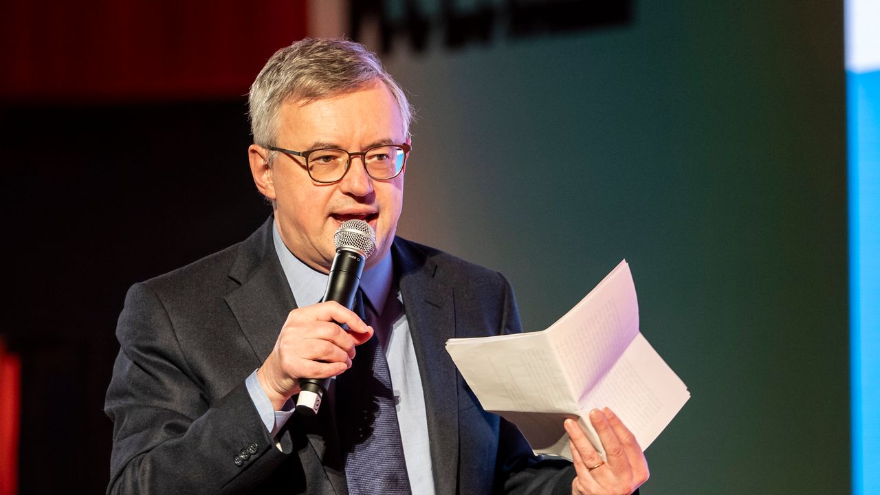 No, Mario Sechi non sostituirà Alessandro Barbero a Rai Storia