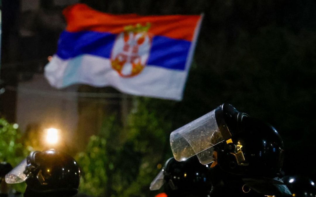Perché le proteste in Serbia da nove mesi non si fermano. E perché ora che usa il pugno duro per reprimerle, il governo rischia di giocarsi l’ingresso nell’Unione europea