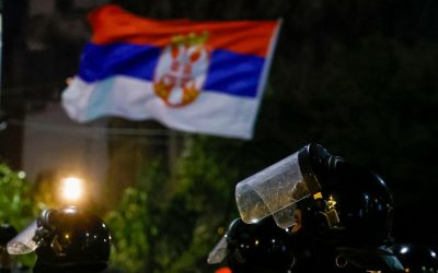 Perché le proteste in Serbia da nove mesi non si fermano. E perché ora che usa il pugno duro per reprimerle, il governo rischia di giocarsi l’ingresso nell’Unione europea