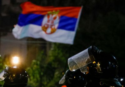 Perché le proteste in Serbia da nove mesi non si fermano. E perché ora che usa il pugno duro per reprimerle, il governo rischia di giocarsi l’ingresso nell’Unione europea
