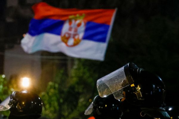 Perché le proteste in Serbia da nove mesi non si fermano. E perché ora che usa il pugno duro per reprimerle, il governo rischia di giocarsi l’ingresso nell’Unione europea