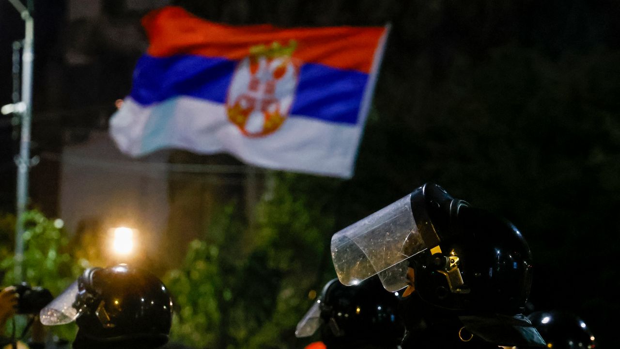 Perché le proteste in Serbia da nove mesi non si fermano. E perché ora che usa il pugno duro per reprimerle, il governo rischia di giocarsi l’ingresso nell’Unione europea