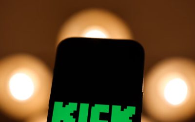 Jean Pormanove, streamer di Kick che si sottoponeva a violenze e umiliazioni, è morto in diretta davanti a migliaia di spettatori