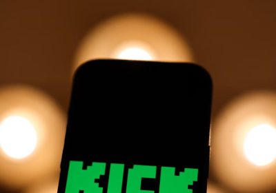Jean Pormanove, streamer di Kick che si sottoponeva a violenze e umiliazioni, è morto in diretta davanti a migliaia di spettatori