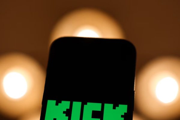 Jean Pormanove, streamer di Kick che si sottoponeva a violenze e umiliazioni, è morto in diretta davanti a migliaia di spettatori