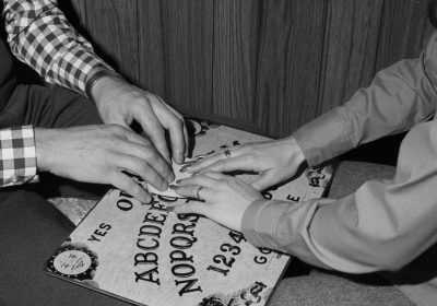 Documentari sul paranormale, i titoli da vedere sulle piattaforme streaming per un tuffo nel brivido e nel mistero