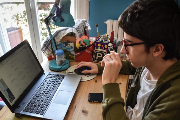 Agcom, a marzo 44,55 milioni utenti hanno navigato in rete, ciascuno oltre 75 ore online – Web & Social