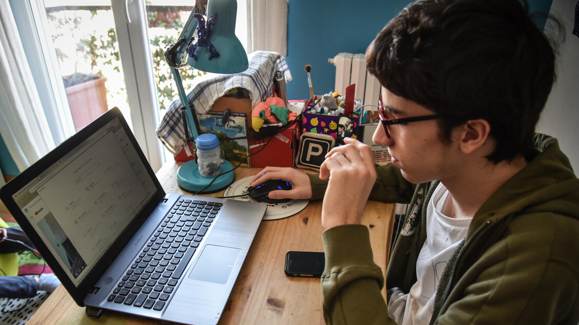 Agcom, a marzo 44,55 milioni utenti hanno navigato in rete, ciascuno oltre 75 ore online – Web & Social